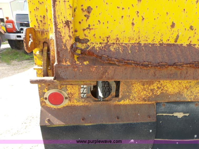 image for item L2022 1985 Ford LT9000 dump truck