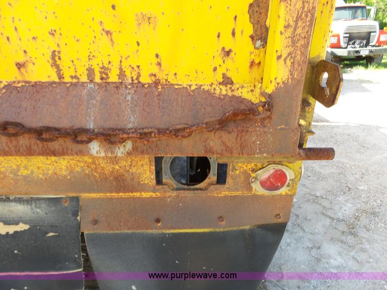 image for item L2022 1985 Ford LT9000 dump truck