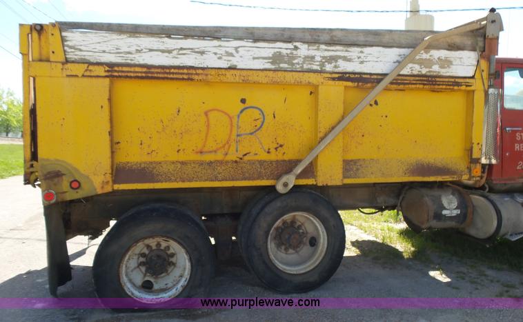 image for item L2022 1985 Ford LT9000 dump truck