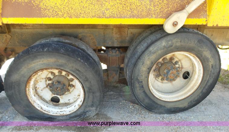 image for item L2022 1985 Ford LT9000 dump truck