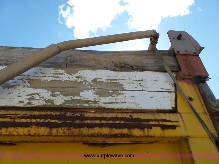 image for item L2022 1985 Ford LT9000 dump truck