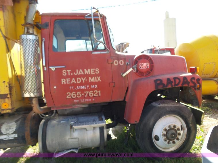 image for item L2022 1985 Ford LT9000 dump truck