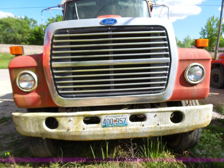 image for item L2022 1985 Ford LT9000 dump truck