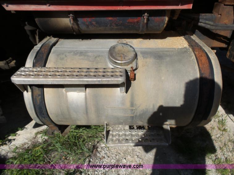 image for item L2022 1985 Ford LT9000 dump truck