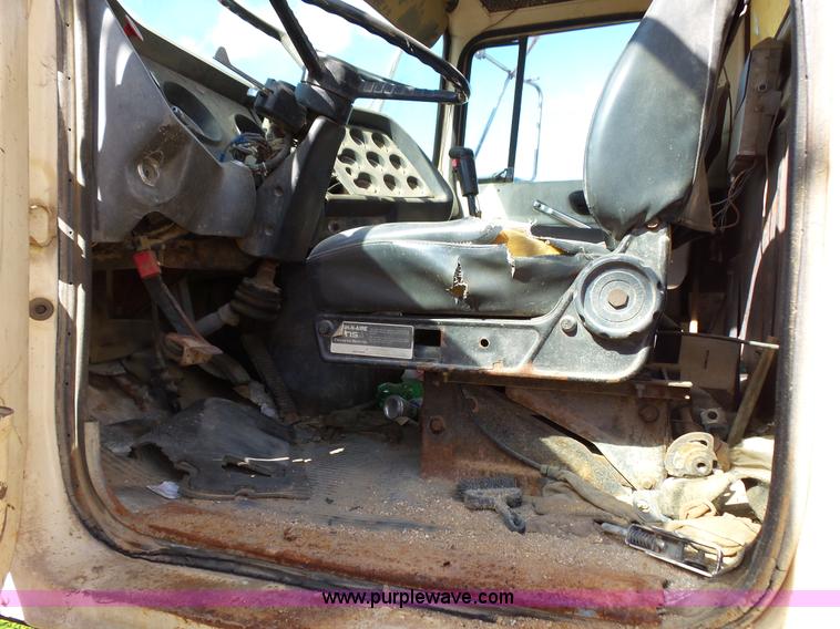 image for item L2022 1985 Ford LT9000 dump truck