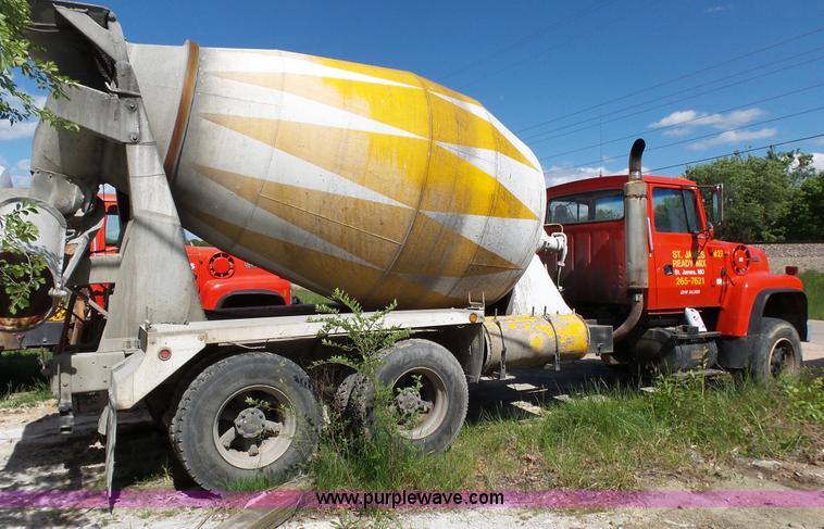 image for item L2023 1995 Ford LT9000 mixer truck