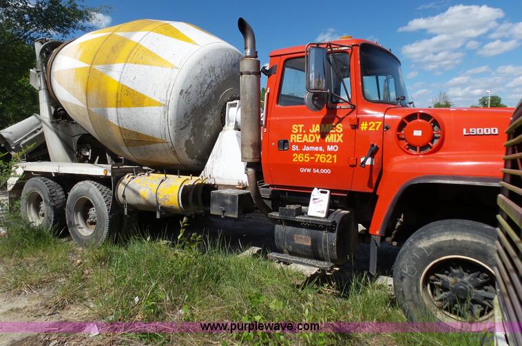 image for item L2023 1995 Ford LT9000 mixer truck