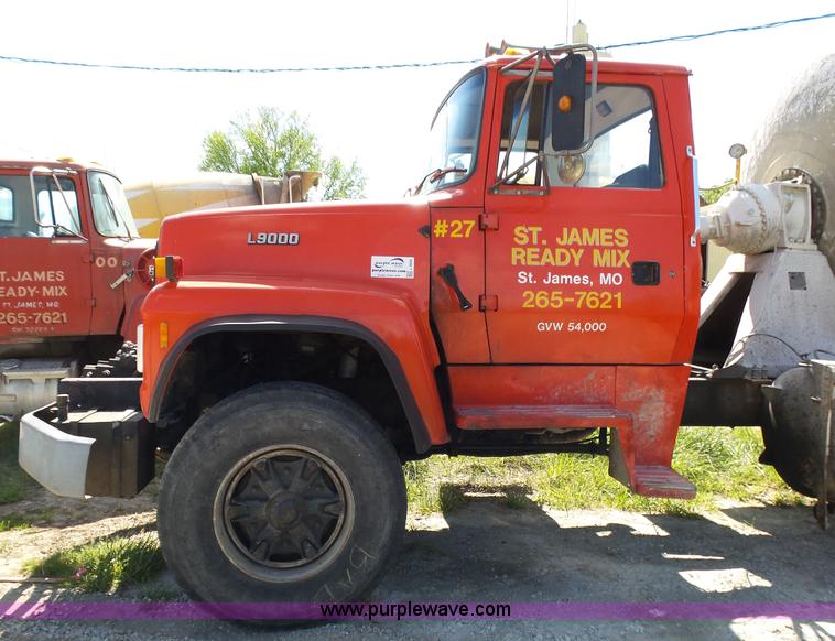 image for item L2023 1995 Ford LT9000 mixer truck