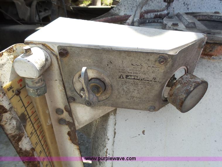 image for item L2023 1995 Ford LT9000 mixer truck