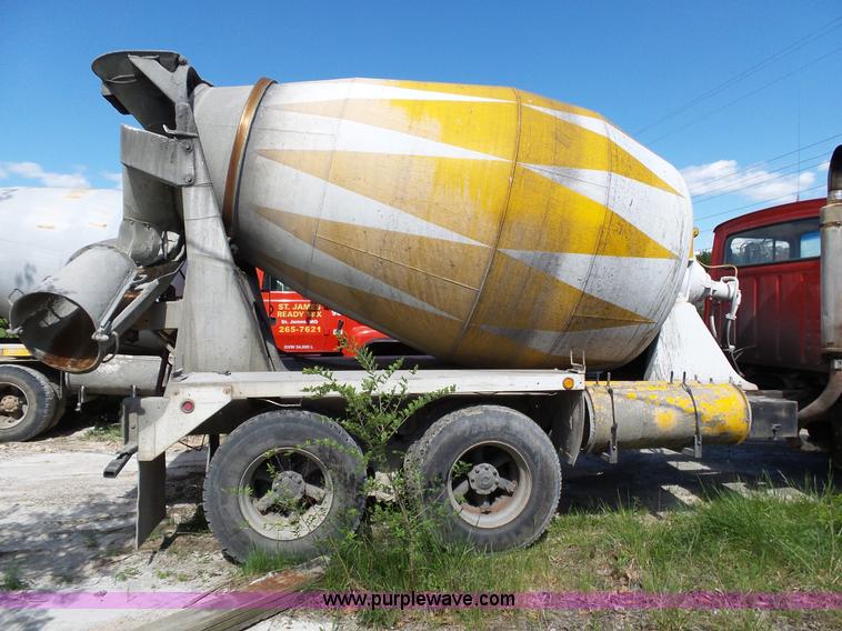 image for item L2023 1995 Ford LT9000 mixer truck