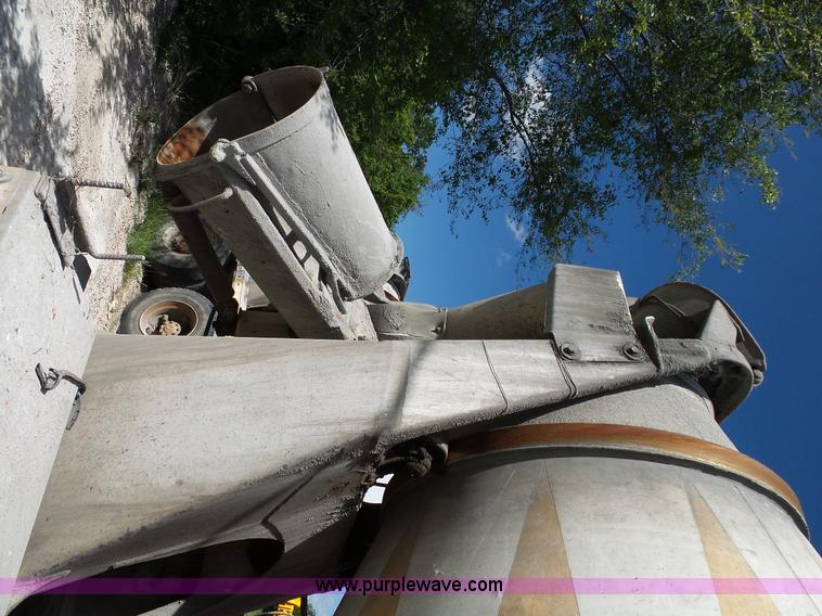 image for item L2023 1995 Ford LT9000 mixer truck