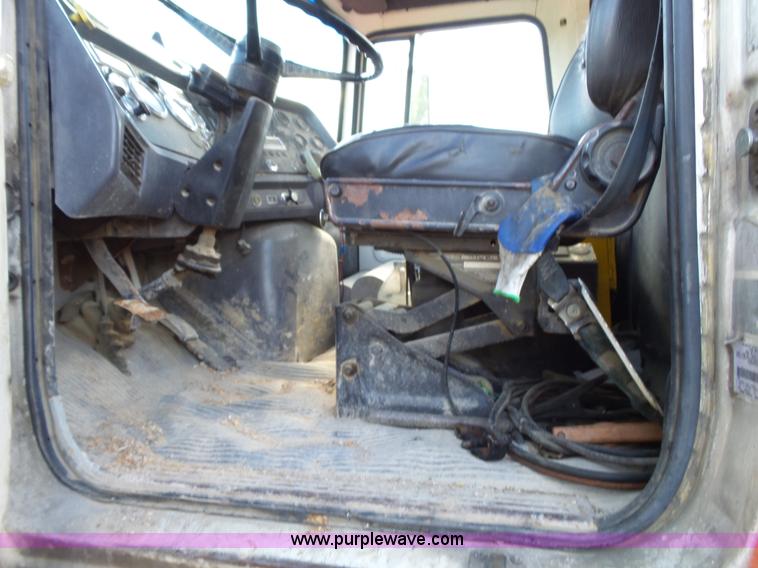image for item L2023 1995 Ford LT9000 mixer truck