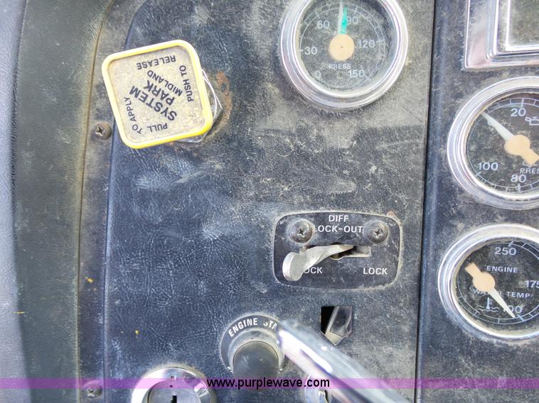 image for item L2023 1995 Ford LT9000 mixer truck