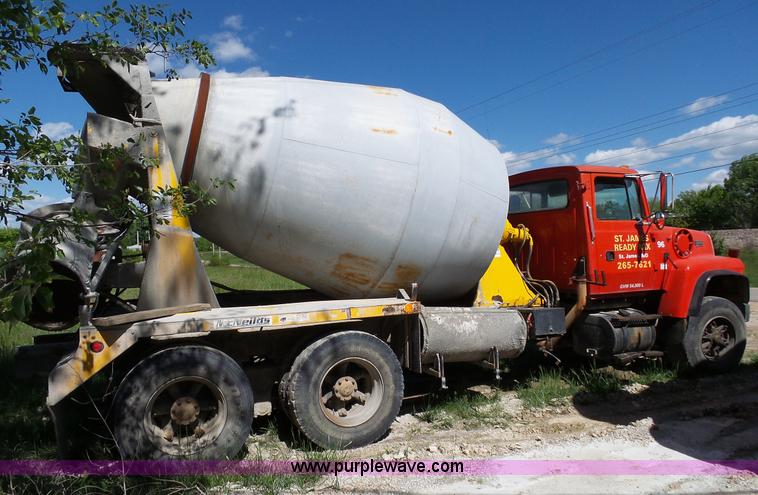 image for item L2024 1994 Ford LT8000 mixer truck
