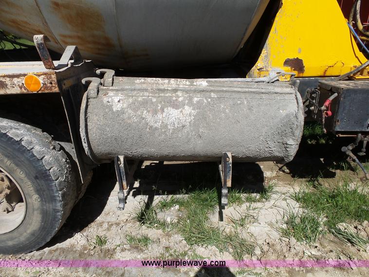 image for item L2024 1994 Ford LT8000 mixer truck