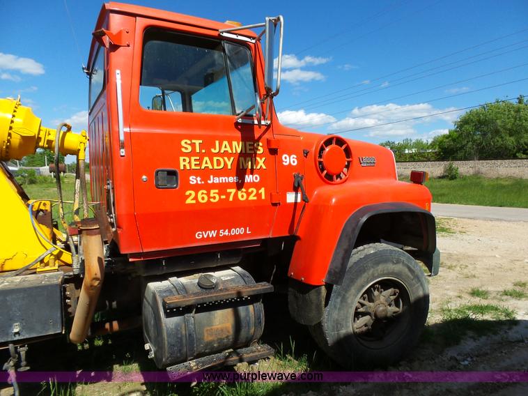 image for item L2024 1994 Ford LT8000 mixer truck