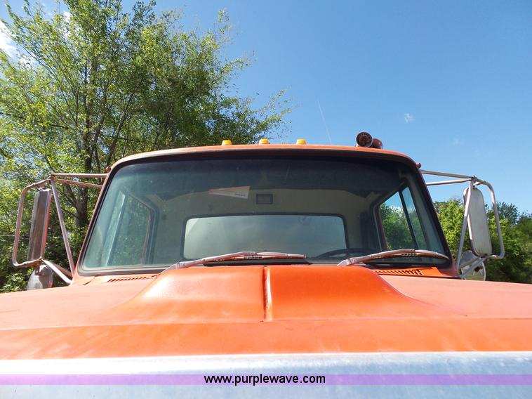 image for item L2024 1994 Ford LT8000 mixer truck