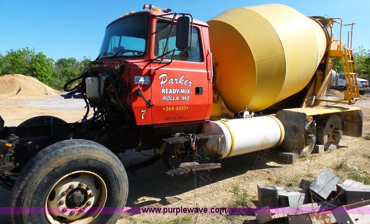 image for item L2026 1997 Ford LT8000 mixer truck