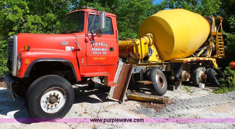 image for item L2027 1994 Ford LT8000 mixer truck