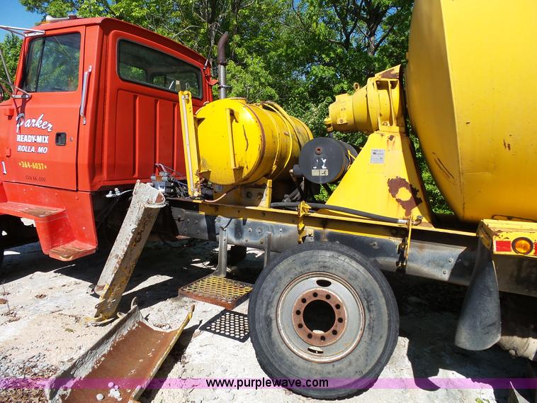 image for item L2027 1994 Ford LT8000 mixer truck