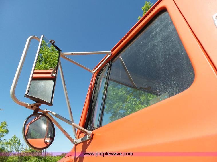 image for item L2027 1994 Ford LT8000 mixer truck