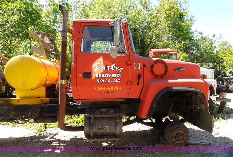 image for item L2029 1994 Ford LT8000 mixer truck