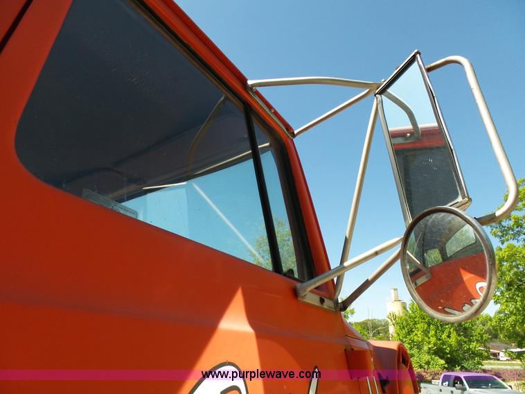 image for item L2029 1994 Ford LT8000 mixer truck