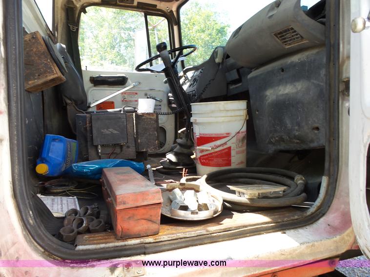 image for item L2029 1994 Ford LT8000 mixer truck