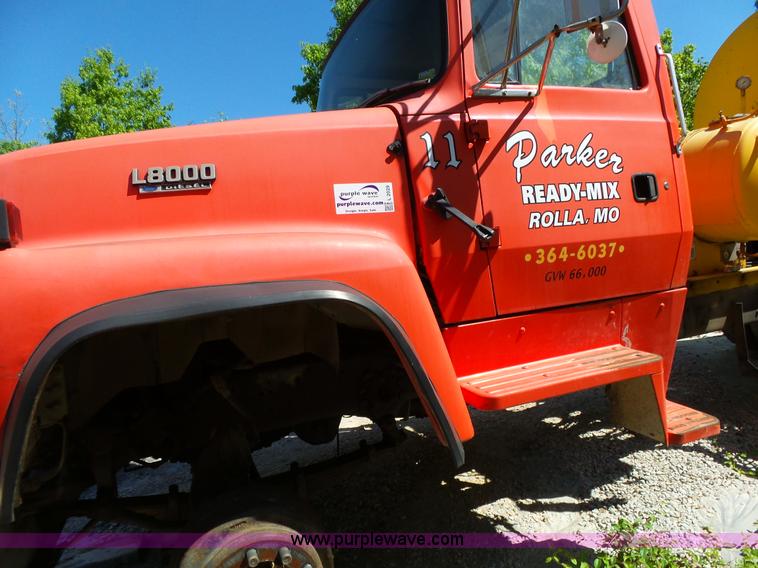 image for item L2029 1994 Ford LT8000 mixer truck