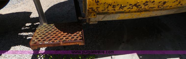 image for item L2029 1994 Ford LT8000 mixer truck