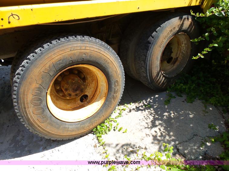 image for item L2029 1994 Ford LT8000 mixer truck