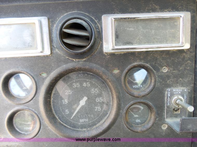 image for item L2029 1994 Ford LT8000 mixer truck