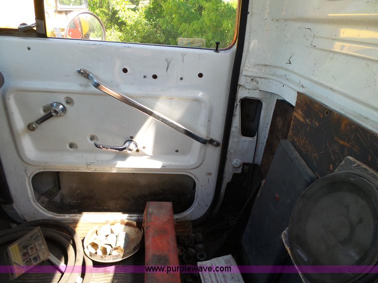 image for item L2029 1994 Ford LT8000 mixer truck