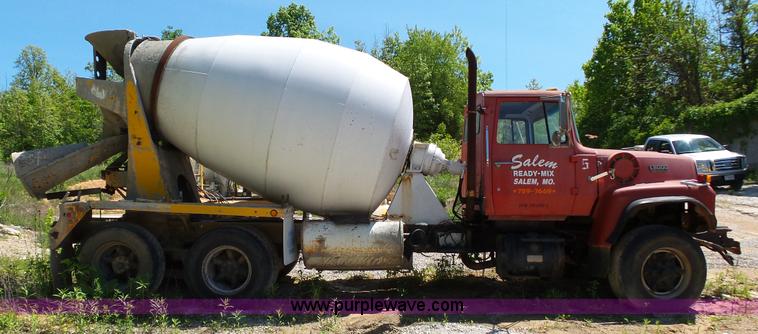 image for item L2030 1989 Ford LT8000 mixer truck