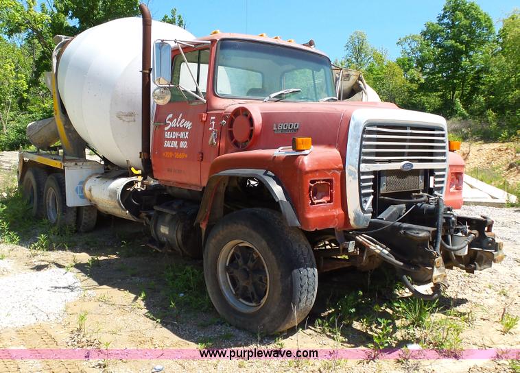 image for item L2030 1989 Ford LT8000 mixer truck