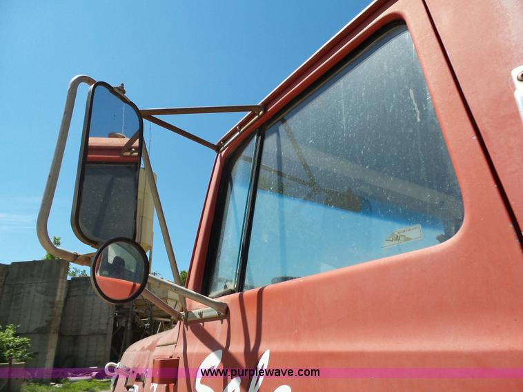 image for item L2030 1989 Ford LT8000 mixer truck
