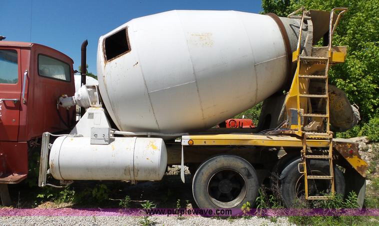 image for item L2030 1989 Ford LT8000 mixer truck