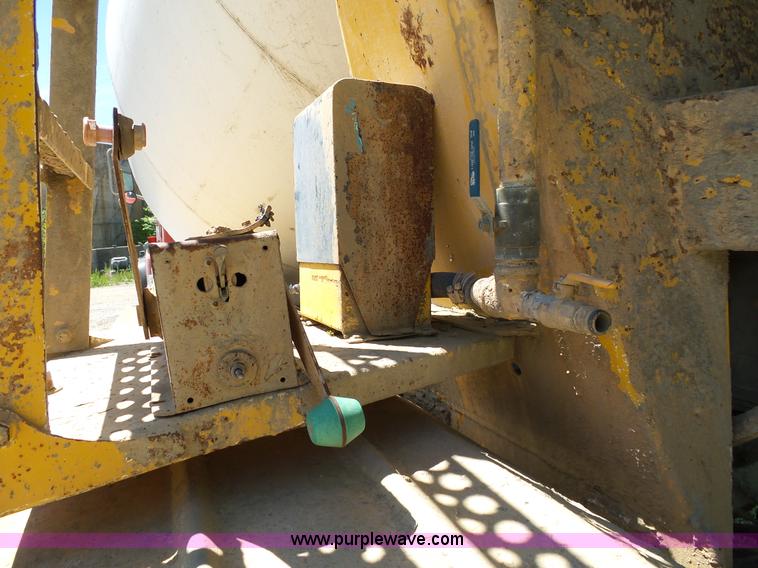 image for item L2030 1989 Ford LT8000 mixer truck