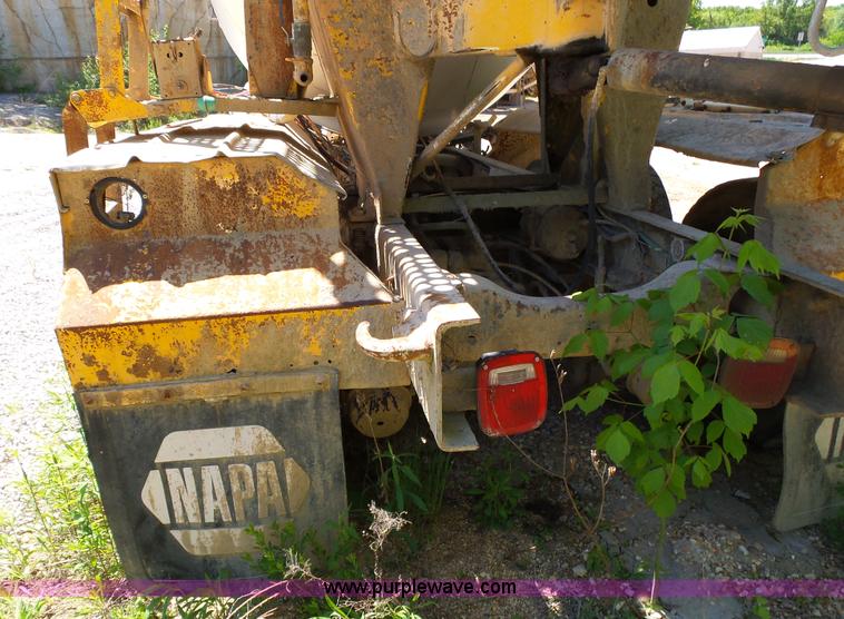 image for item L2030 1989 Ford LT8000 mixer truck