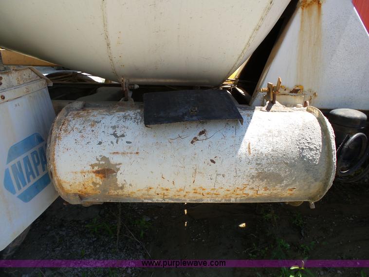 image for item L2030 1989 Ford LT8000 mixer truck