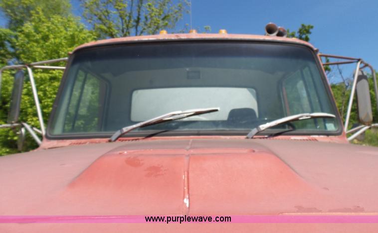 image for item L2030 1989 Ford LT8000 mixer truck