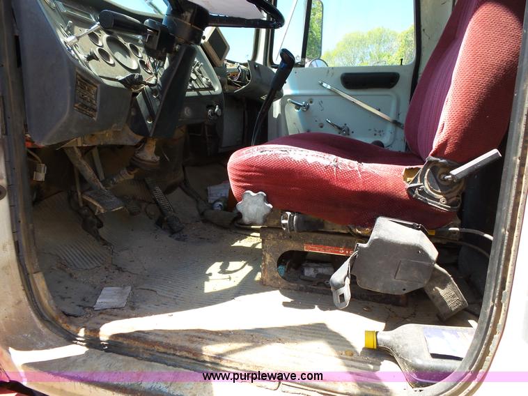 image for item L2030 1989 Ford LT8000 mixer truck