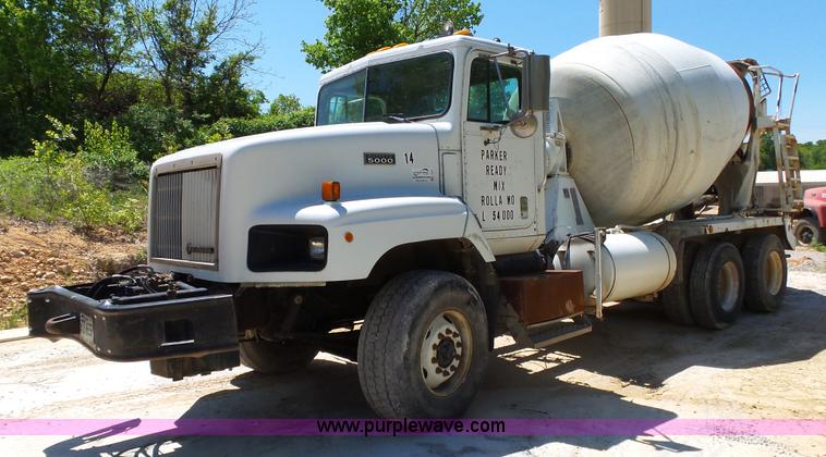 image for item L2031 1998 International 1840 mixer truck