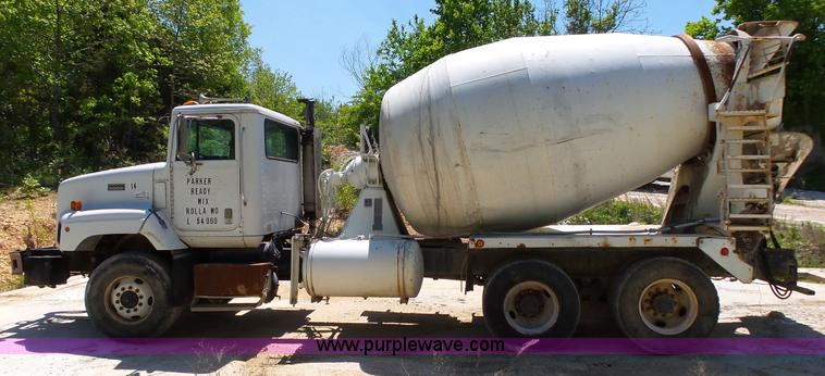 image for item L2031 1998 International 1840 mixer truck