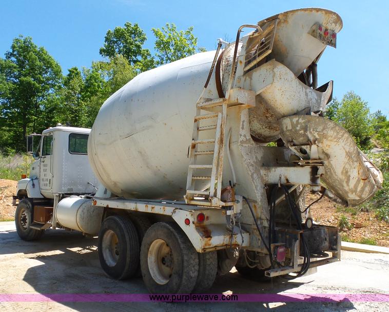 image for item L2031 1998 International 1840 mixer truck