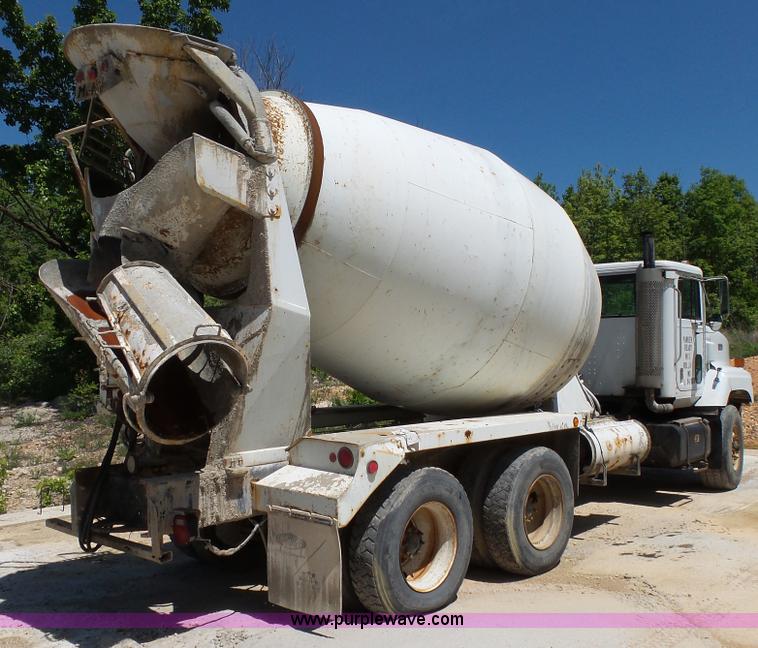 image for item L2031 1998 International 1840 mixer truck