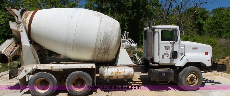 image for item L2031 1998 International 1840 mixer truck