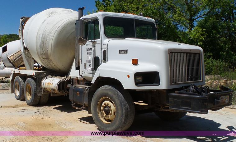 image for item L2031 1998 International 1840 mixer truck