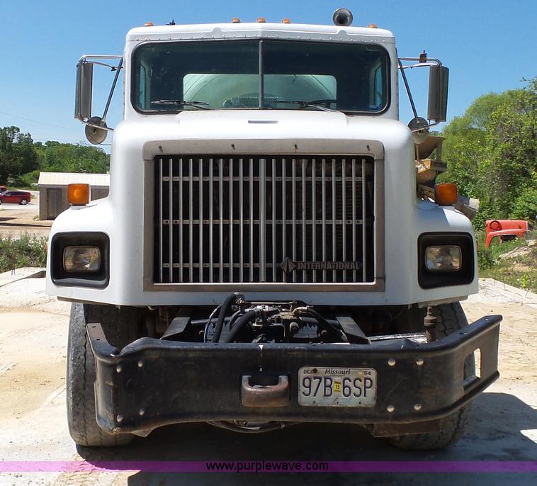 image for item L2031 1998 International 1840 mixer truck