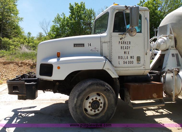 image for item L2031 1998 International 1840 mixer truck